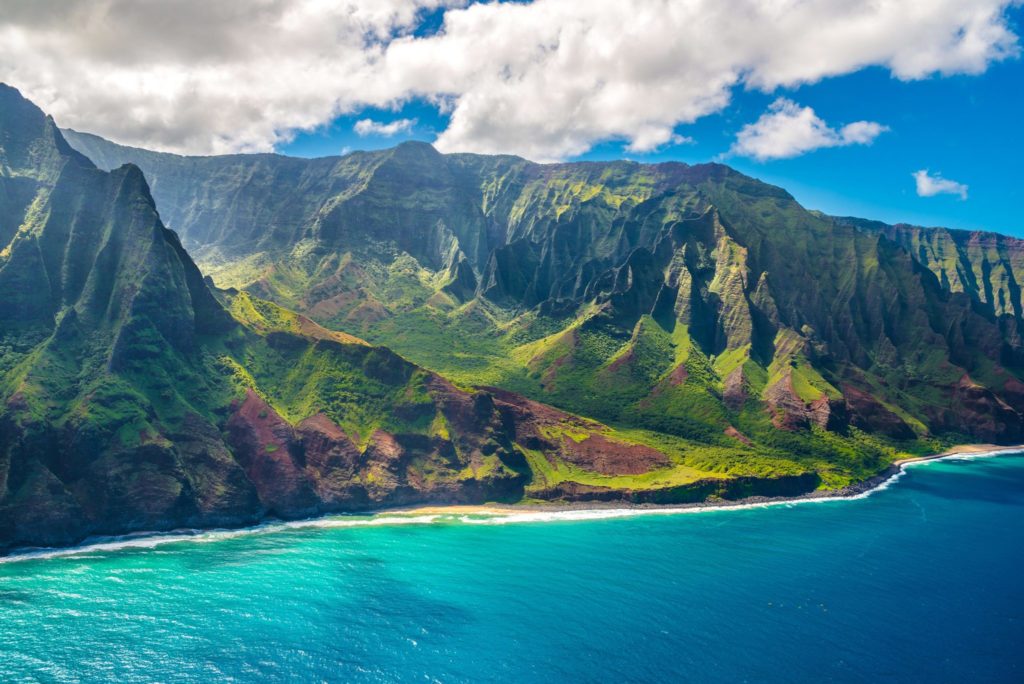 Obrazek posiada pusty atrybut alt; plik o nazwie amazing-hawaii-beach-with-green-mountains-1024x684.jpg