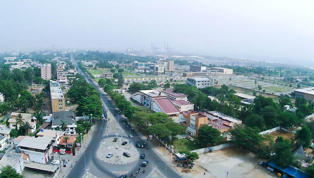 Obrazek posiada pusty atrybut alt; plik o nazwie Place_du_Souvenir__Cotonou-1024x581.jpg