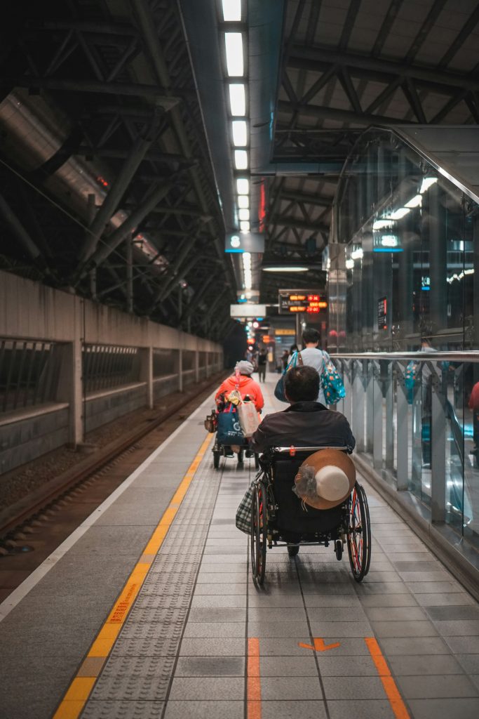 Osoba niepełnosprawna w metrze