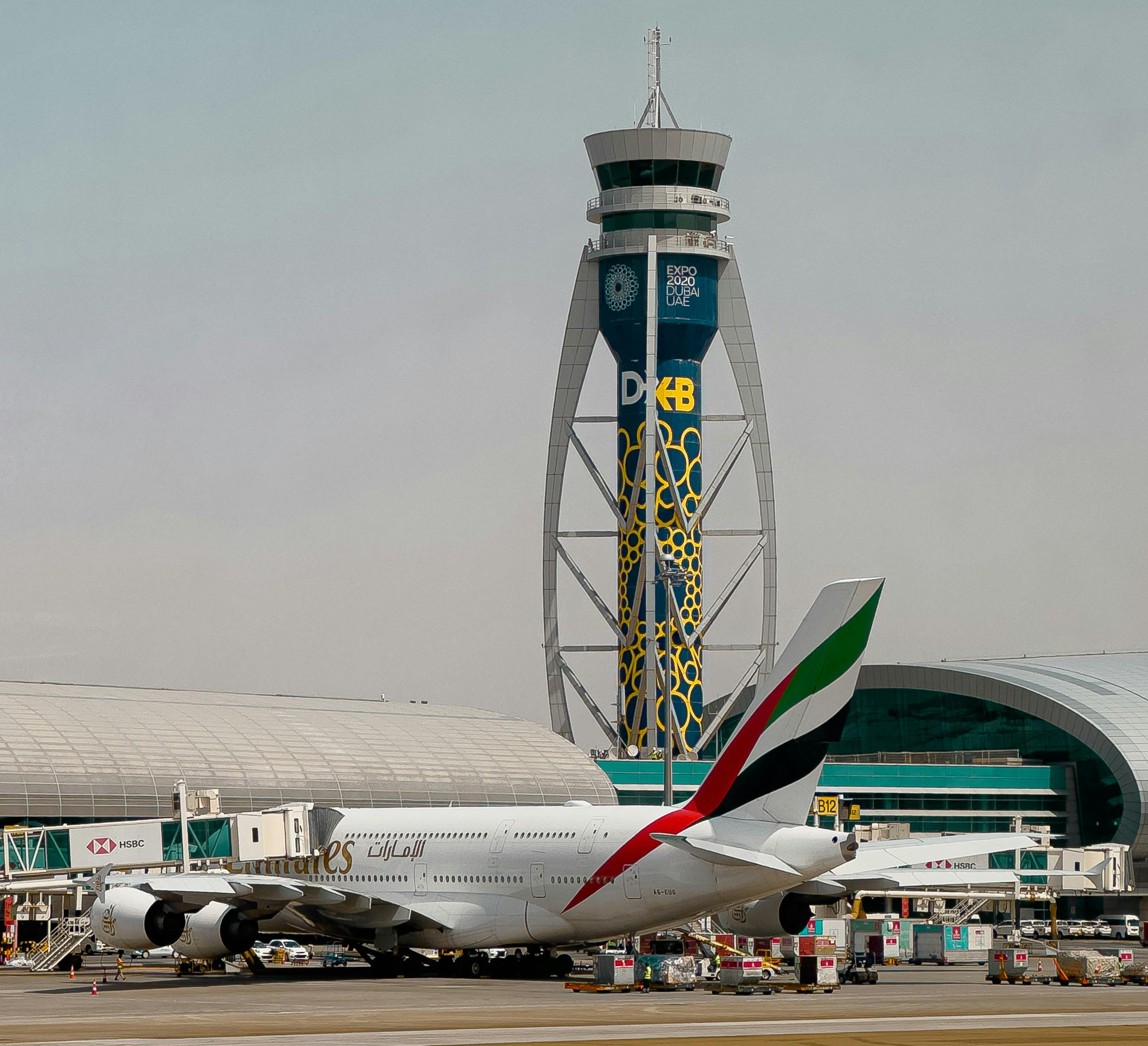 samolot-emirates-na-lotnisku-w-dubaju