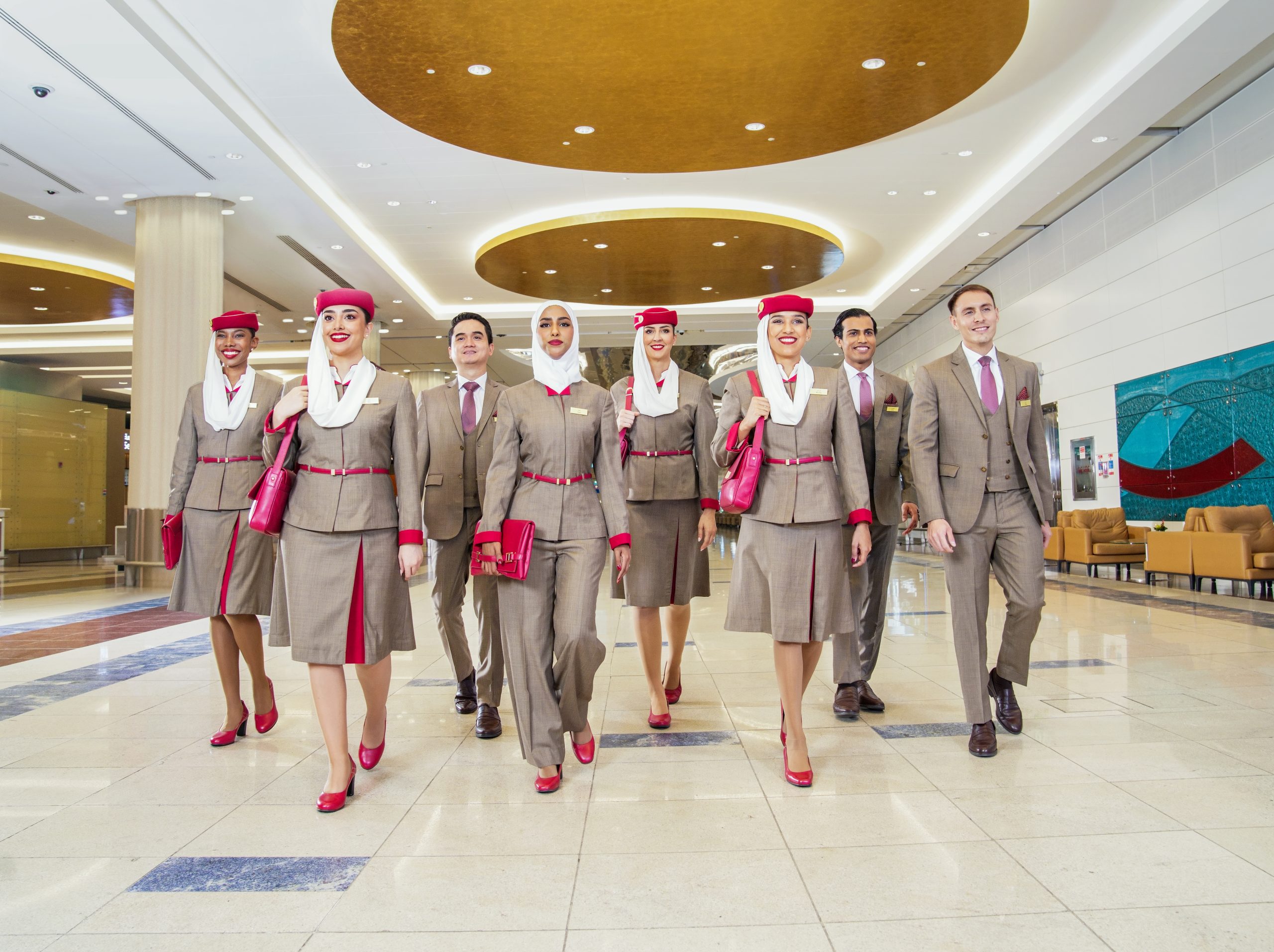 nowe-uniformy-zespolow-obslugi-pasazerow-premium-i-vip-w-emirates